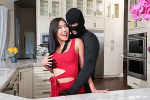 Chồng yêu lạnh nhạt, vợ yêu bị tên nhà cạnh bên ép làm tình mà không hề biết gì