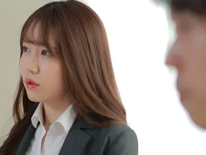 Anh hói buồi to nện cháy máy cô em hàng múp đang nứng